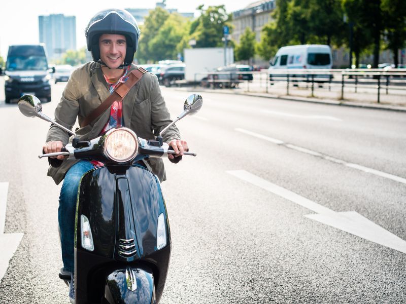Con la patente di categoria AM è possibile guidare ciclomotori a due ruote con cilindrata non superiore a 50cc e velocità massima di 45 km/h se a combustione interna; oppure con potenza nominale continua massima non superiore a 4 kW per i motori elettrici.